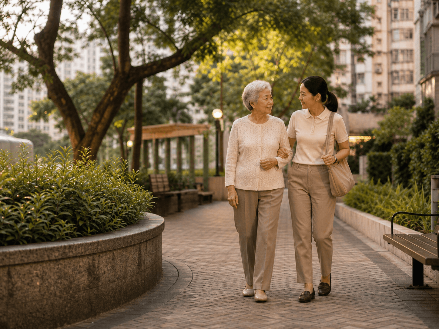 陪伴員與長者在香港住宅公園自然同行